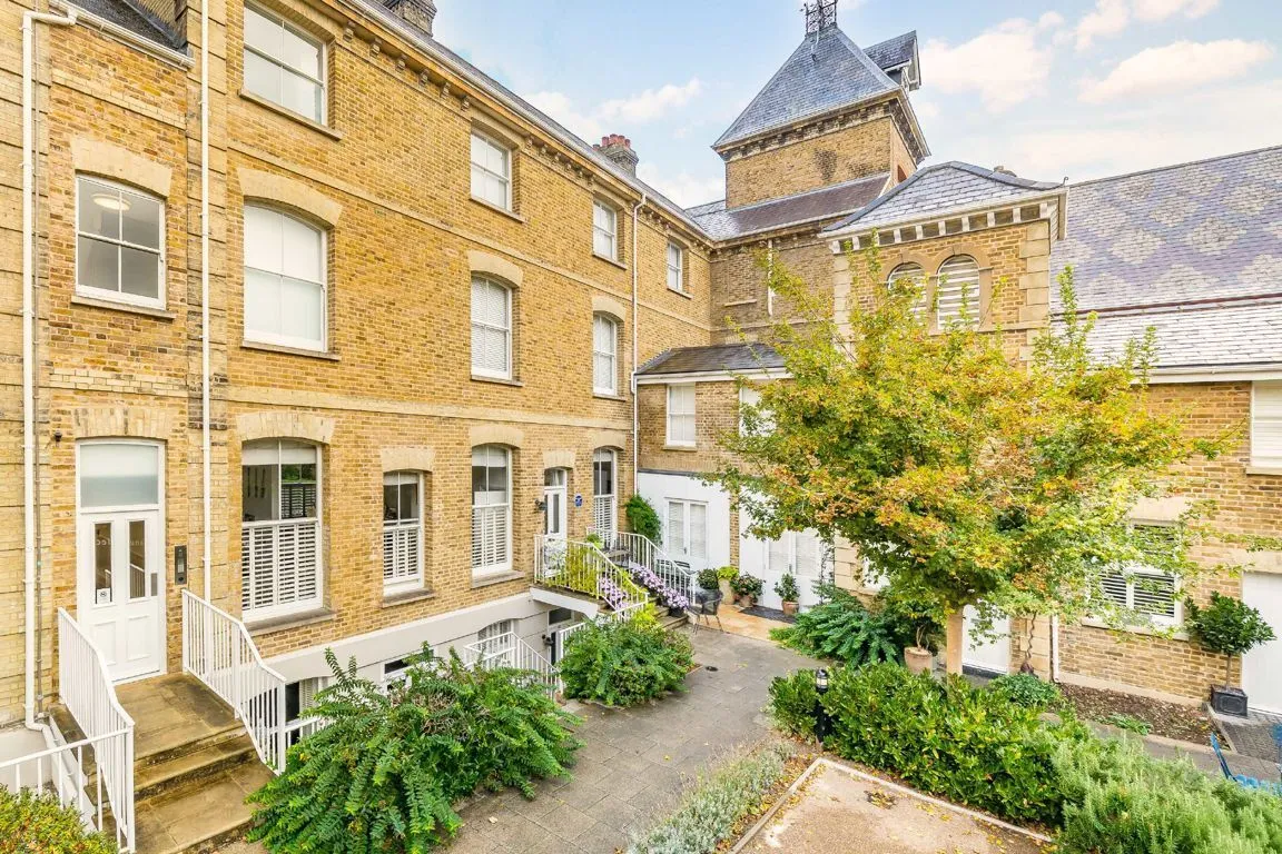 2 bed flat for sale, Langdon Park, TW11