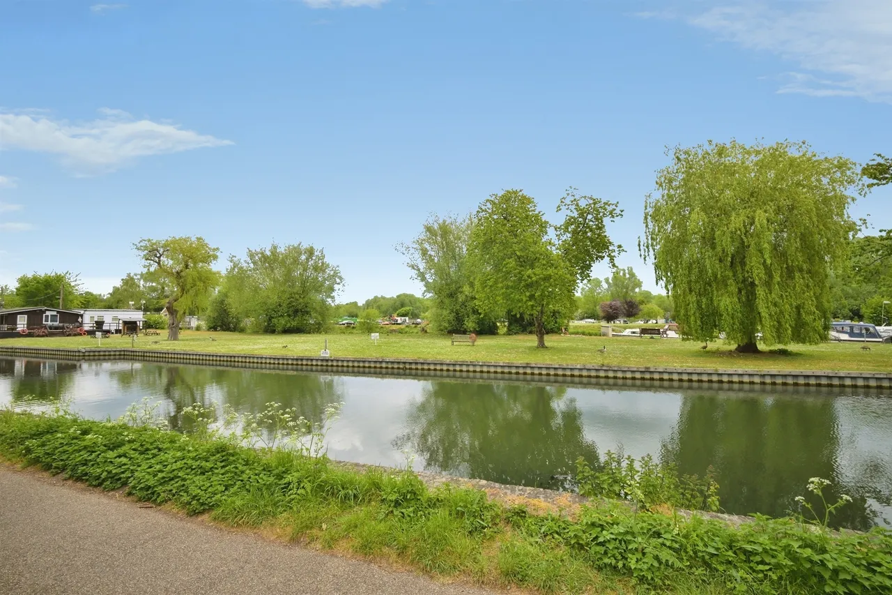 River Meads, Stanstead Abbotts, SG12, photo 24
