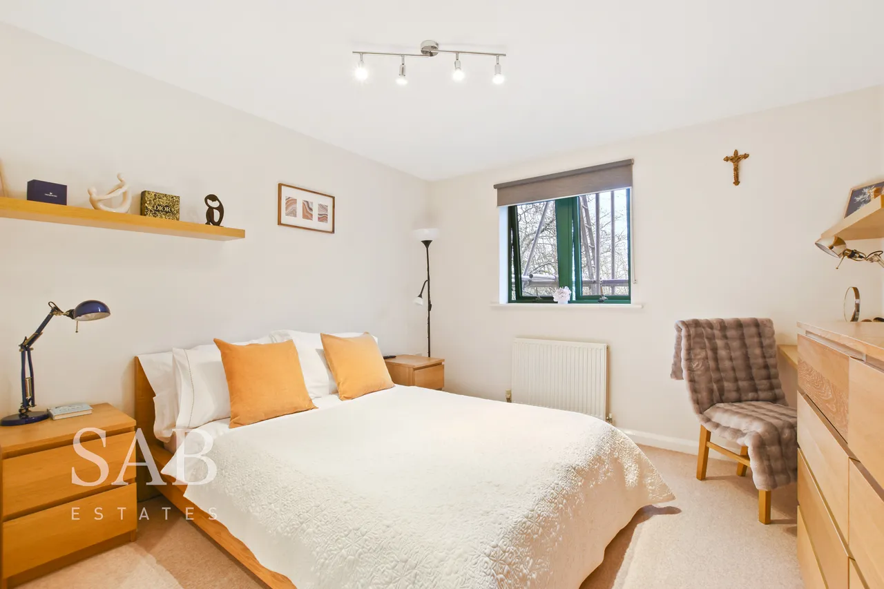Greenford Road, UB6, photo 6