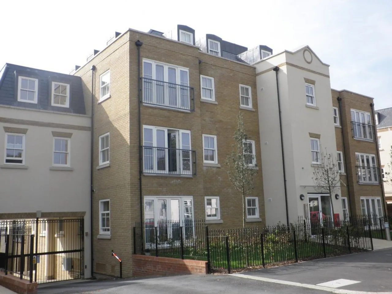 2 bed flat to rent, The Parade, Epsom, KT18