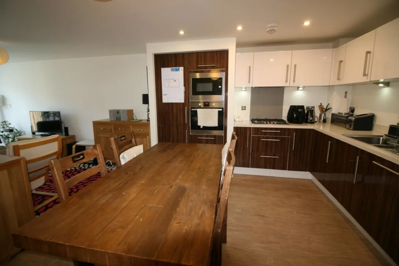 The Parade, Epsom, KT18, photo 2