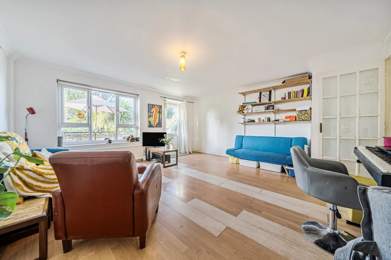 3 bed flat for sale — Dutton Street, SE10