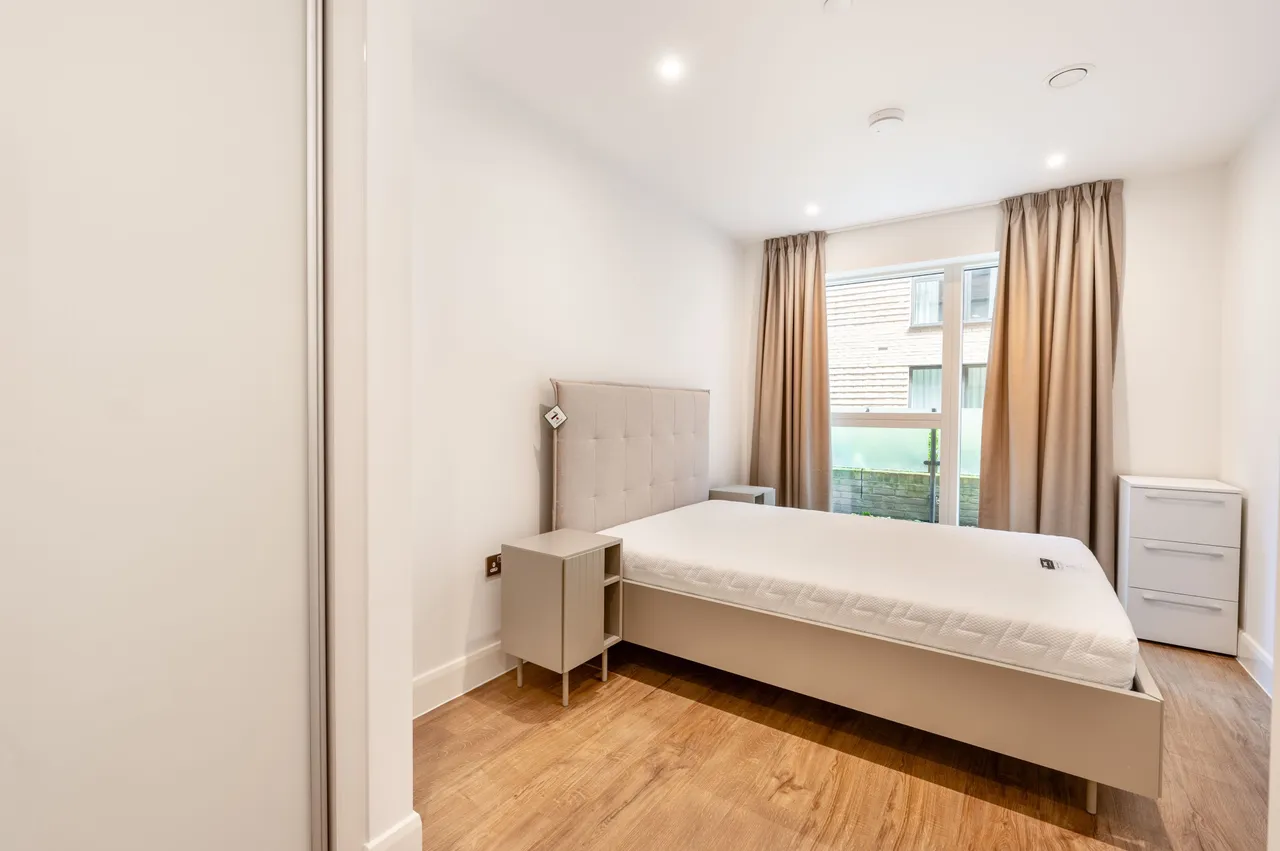 London, NW9, photo 8