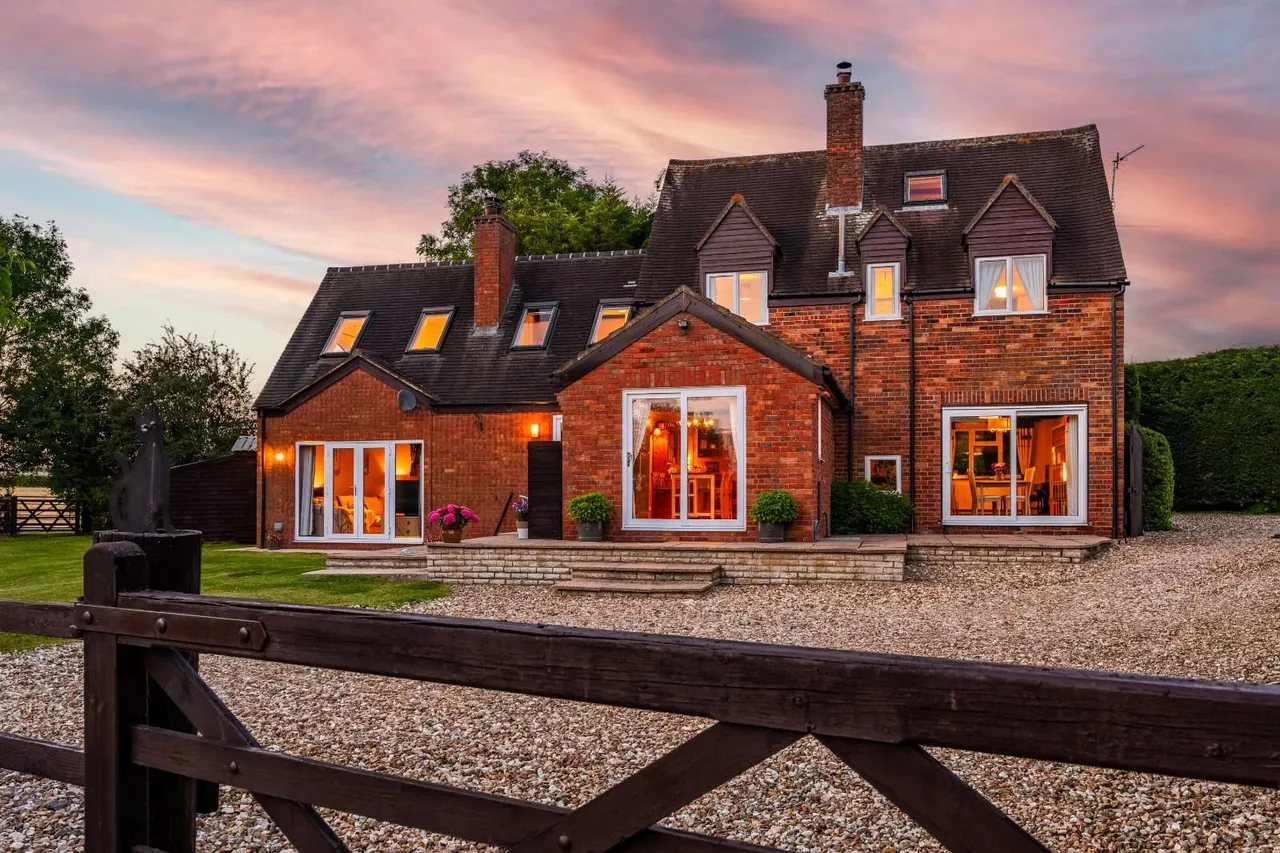 4 bed house for sale — The Paddocks, Hillesden, Buckingham, MK18 4DB