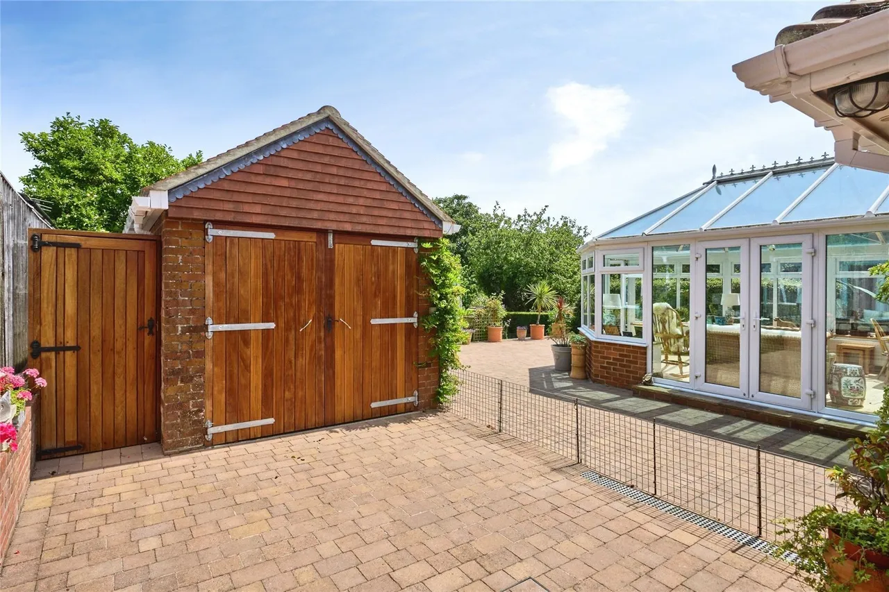 St. Johns Road, Newport, PO30, photo 21