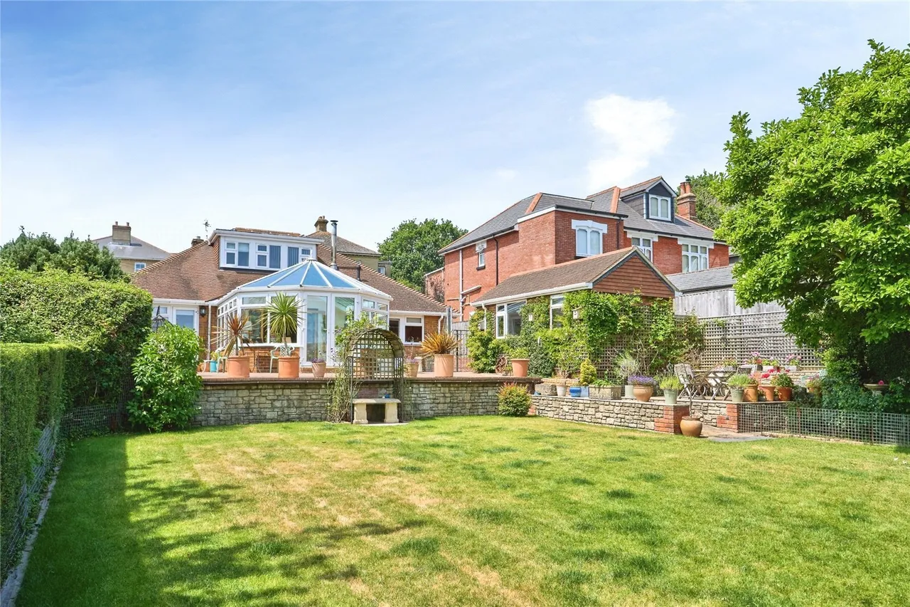 St. Johns Road, Newport, PO30, photo 2