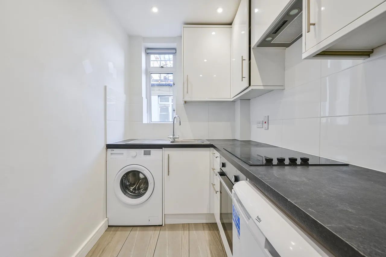 56 Warren Court, Euston Road, London, photo 5