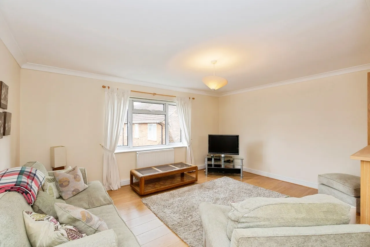 Manford Cross, Chigwell, IG7, photo 4