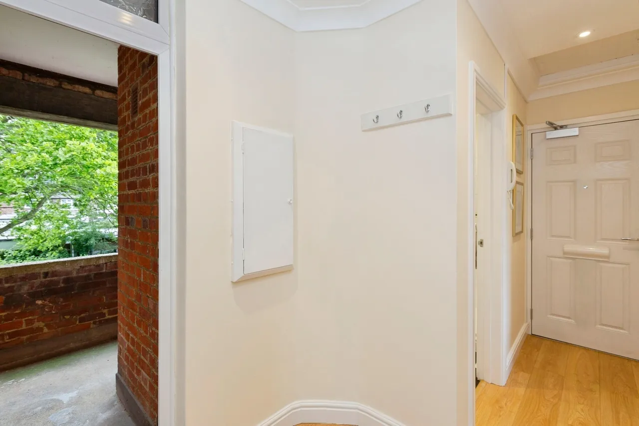 Manford Cross, Chigwell, IG7, photo 5