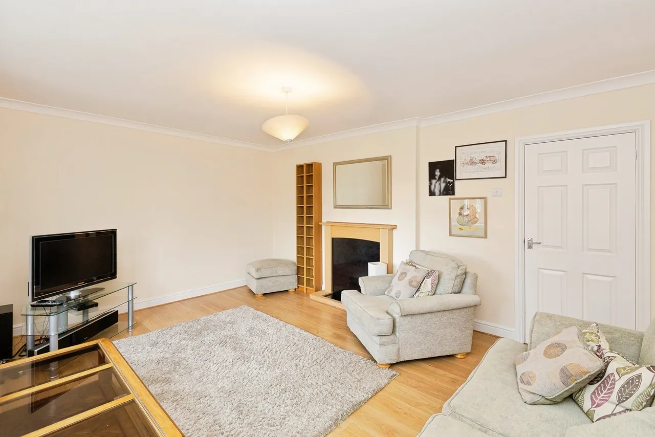 Manford Cross, Chigwell, IG7, photo 3