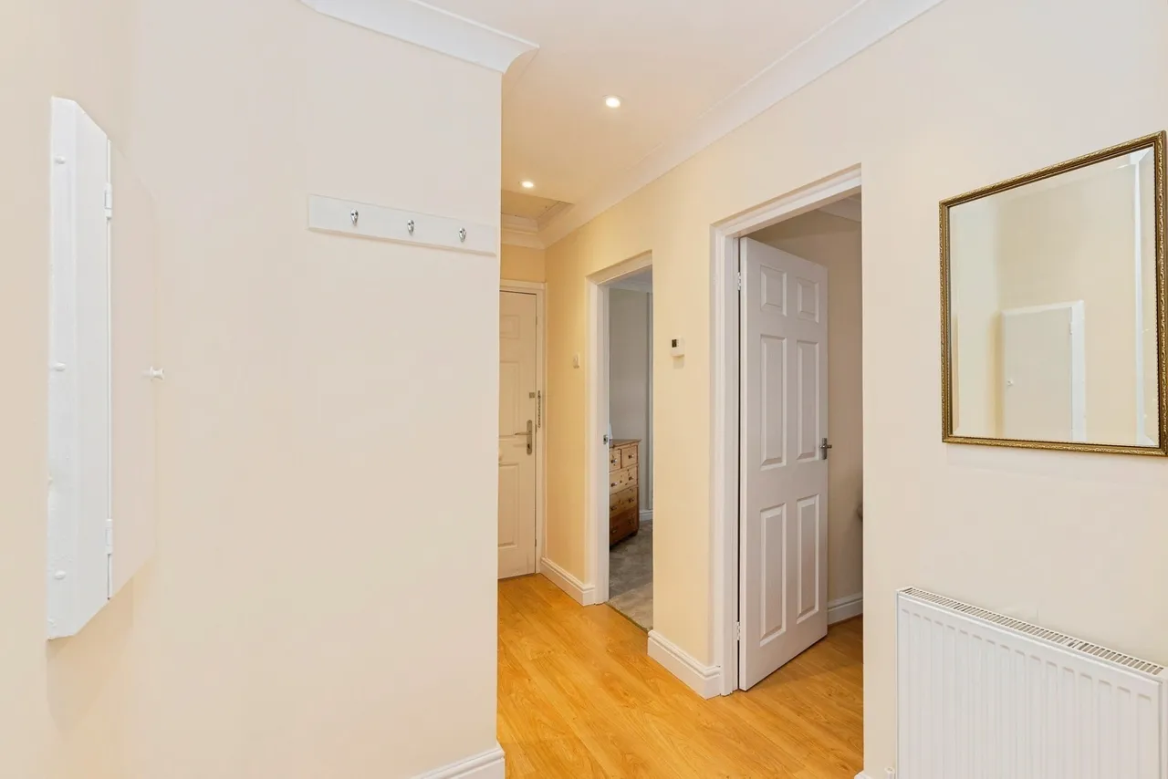 Manford Cross, Chigwell, IG7, photo 6