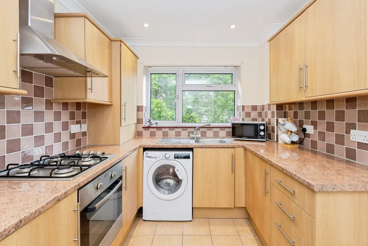 Manford Cross, Chigwell, IG7, photo 8