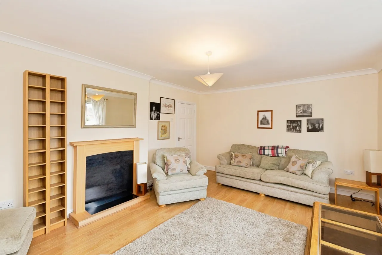 Manford Cross, Chigwell, IG7, photo 2