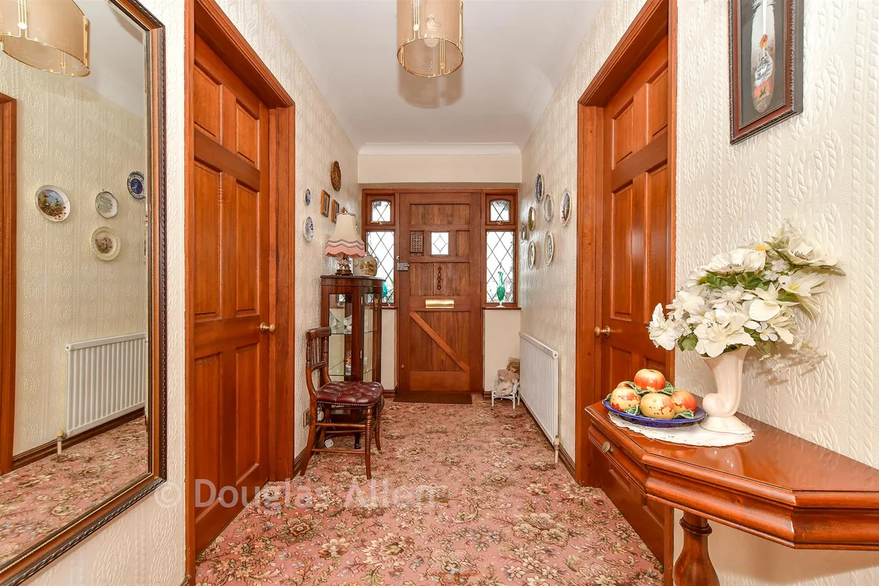 Old Hill Avenue, Langdon Hills, SS16, photo 9