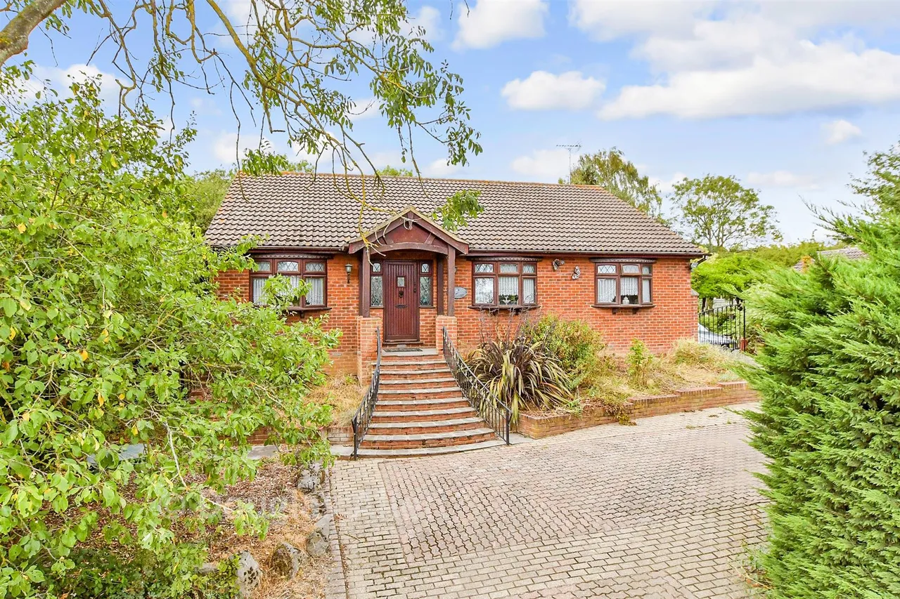 3 bed house for sale, Old Hill Avenue, Langdon Hills, SS16
