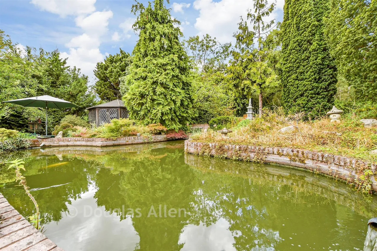 Old Hill Avenue, Langdon Hills, SS16, photo 3