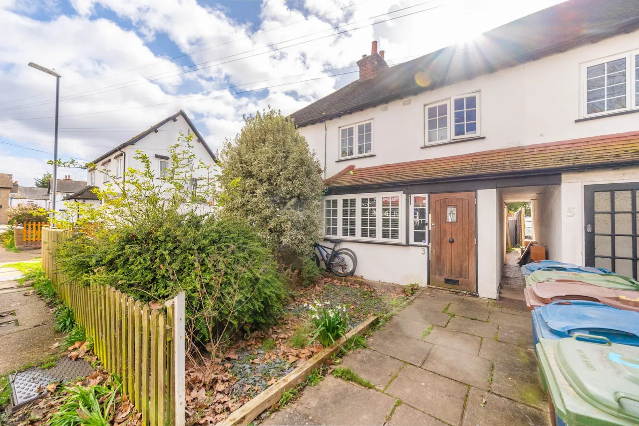 3 bed house for sale — 3 West Chantry, Harrow