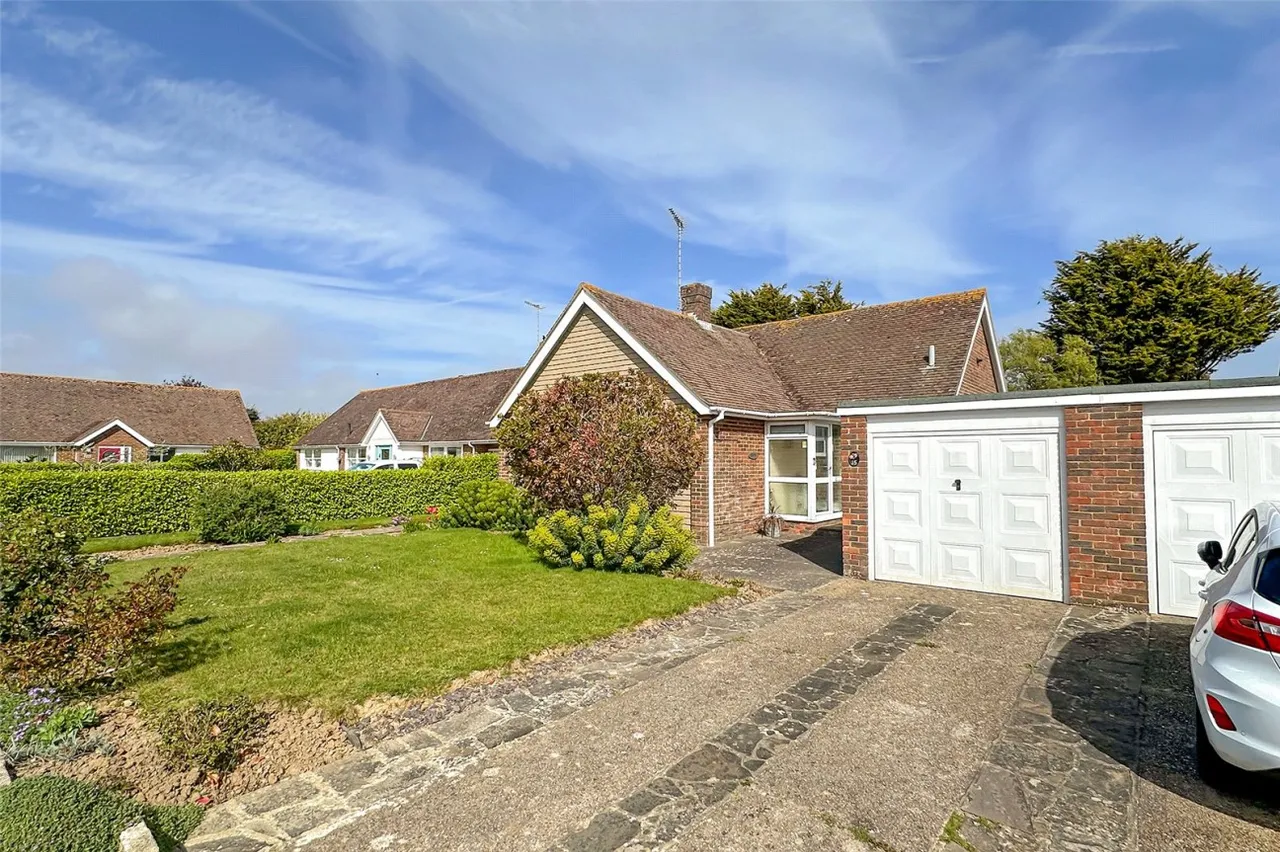 2 bed property for sale, Rustington, Littlehampton, BN16