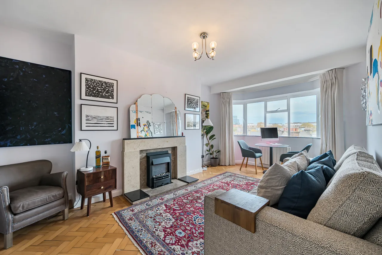 1 bed flat for sale — 58 Barton Court, Barons Court Road, London