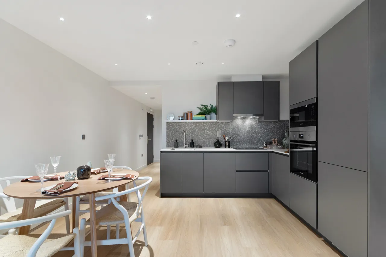 Dawlish Avenue East, London, UB6, photo 2