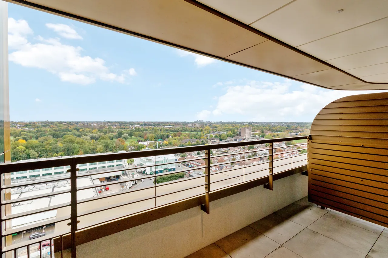 Dawlish Avenue East, London, UB6, photo 3