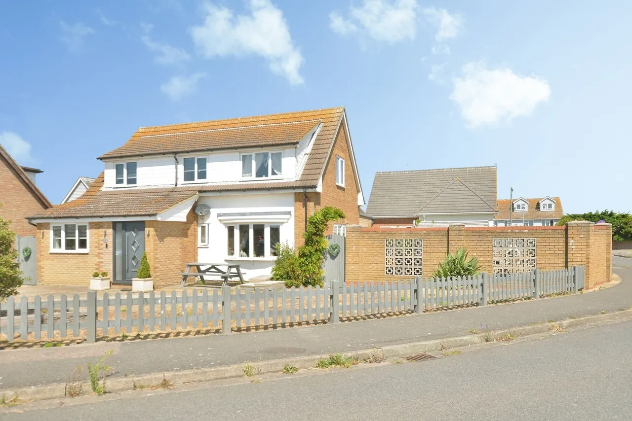 4 bed house for sale — Lade Fort Crescent, Lydd on Sea, Romney Marsh, Kent, TN29