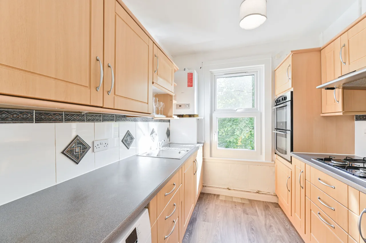 First Floor Flat, 28 Albert Road, Mitcham, photo 2