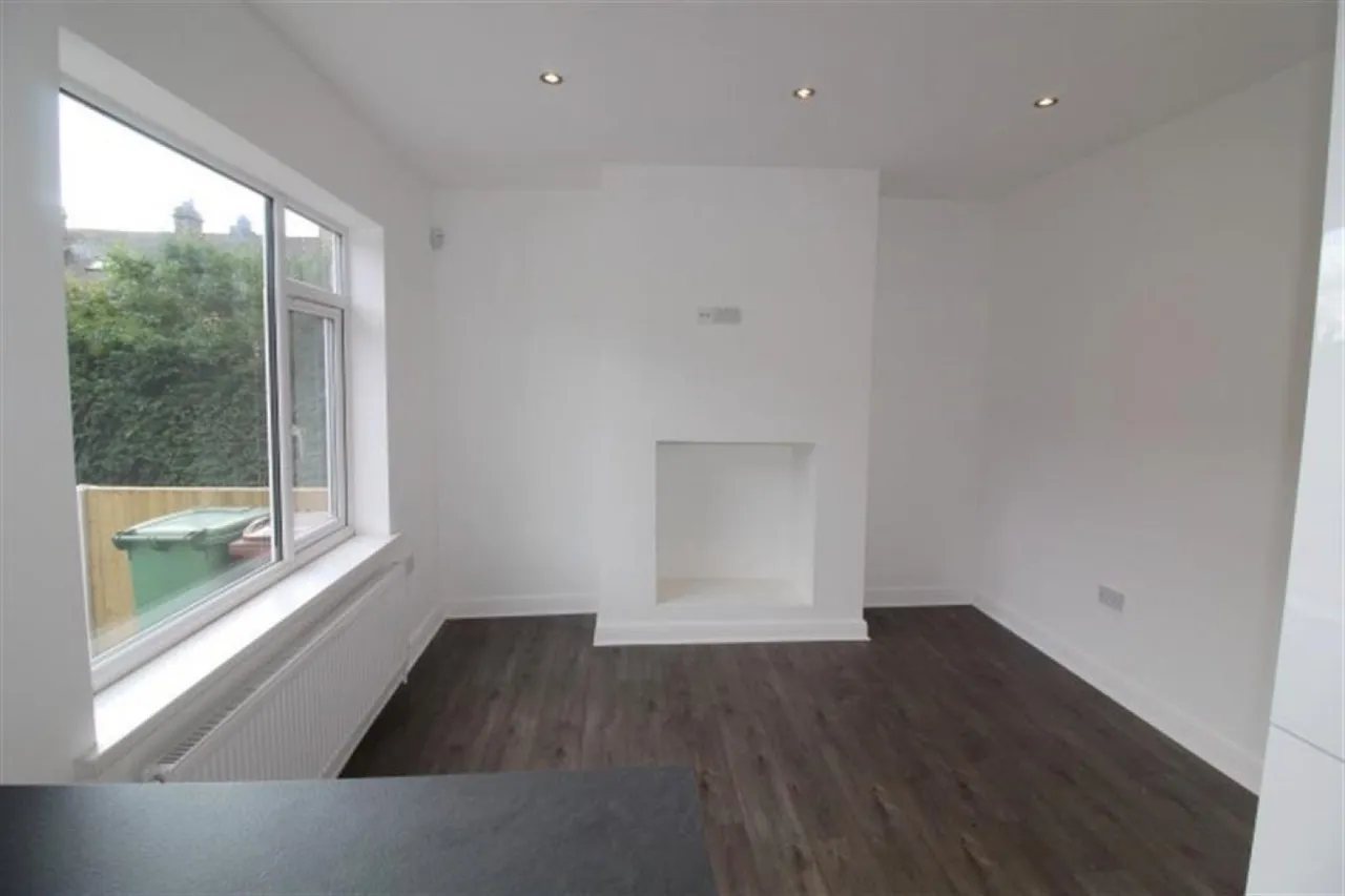Hough Lane, Bramley, LS13, photo 8