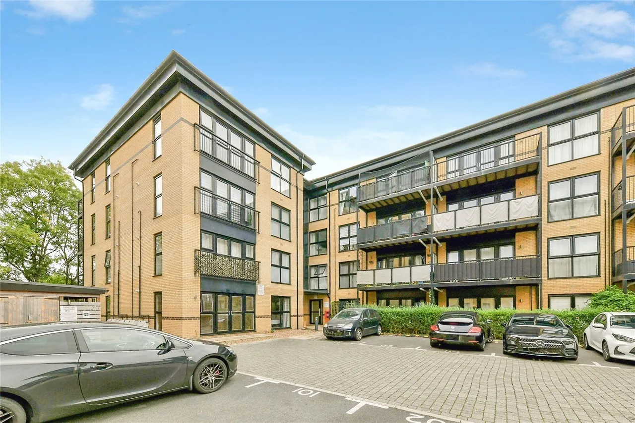 2 bed flat for sale, Giles Crescent, Stevenage, SG1