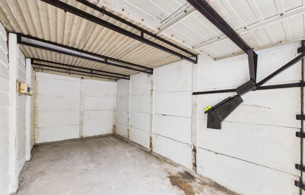 property to rent — Garage 2, 9, Montpellier Parade, Cheltenham, GL50 1UA