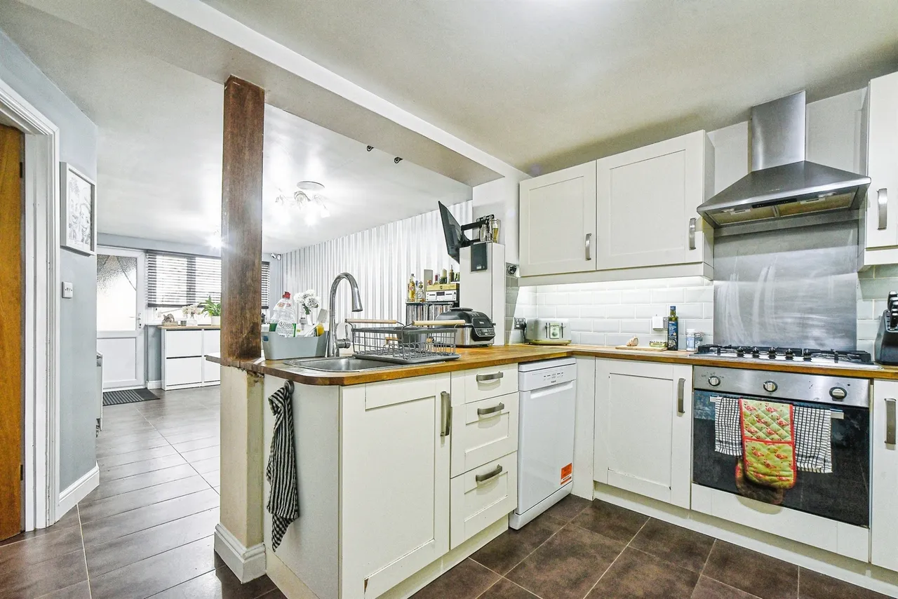 Hyde Road, Swindon, photo 6