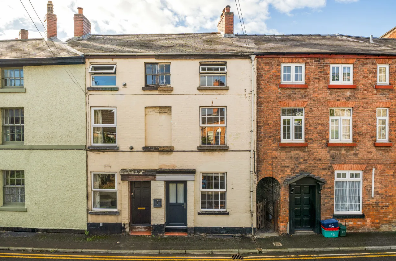 3 bed house for sale, Commercial Street, Newtown