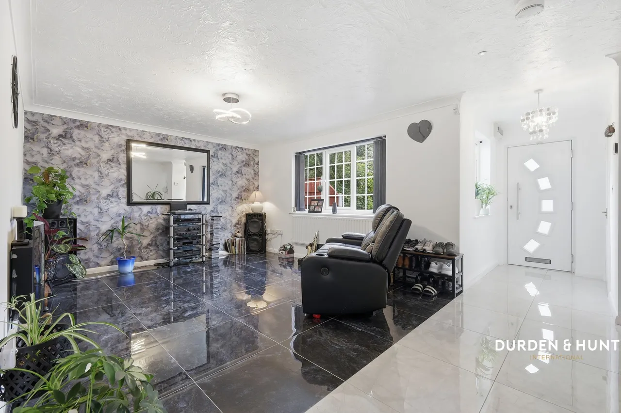 Latchford Place, Chigwell, IG7, photo 2