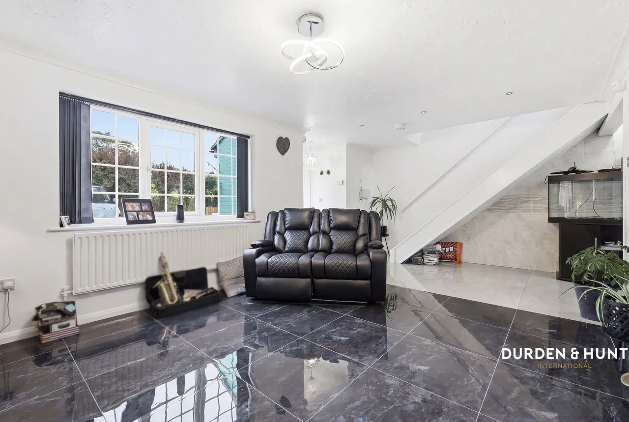 Latchford Place, Chigwell, IG7, photo 3