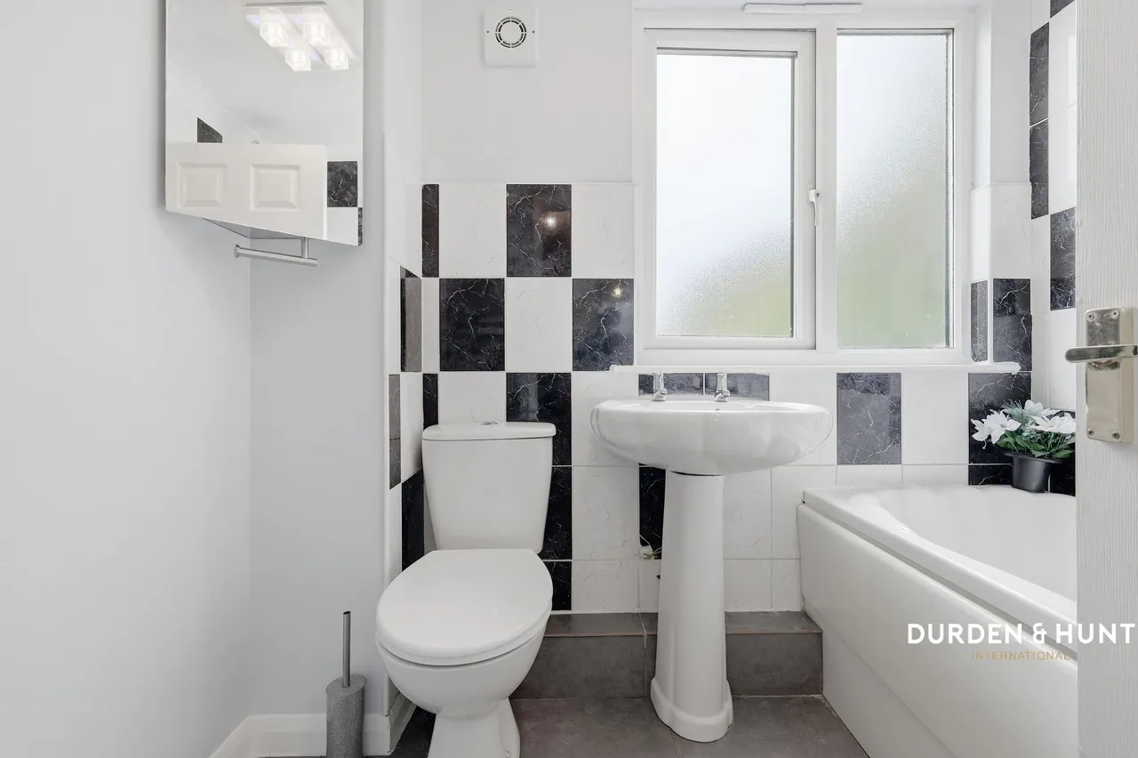 Latchford Place, Chigwell, IG7, photo 25