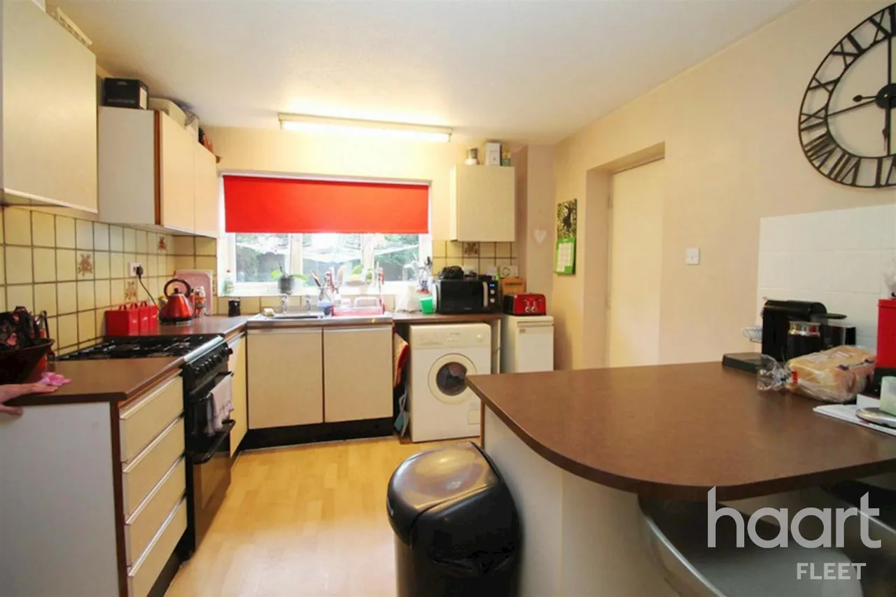 Haig Lane, GU52, photo 5