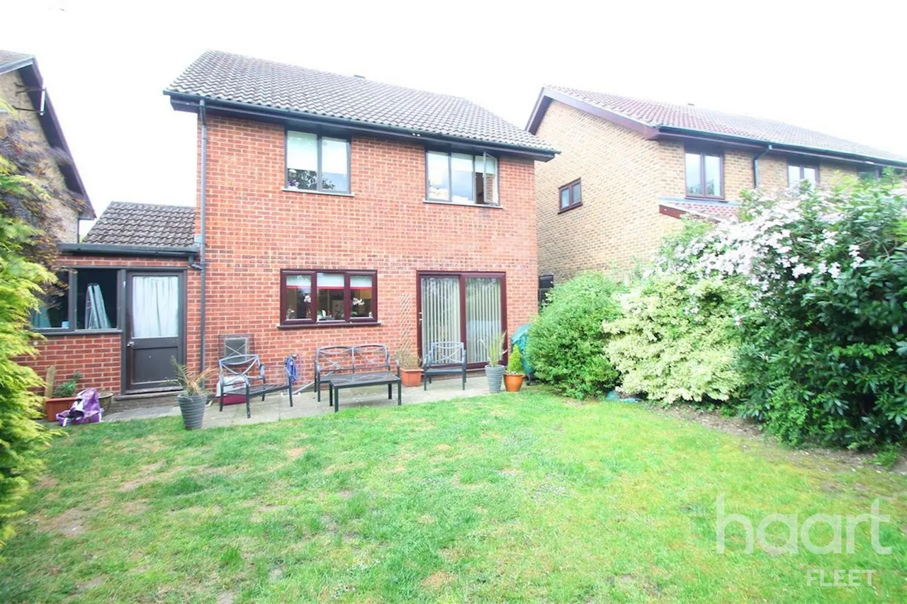 Haig Lane, GU52, photo 2