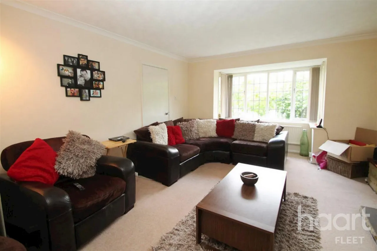 Haig Lane, GU52, photo 6