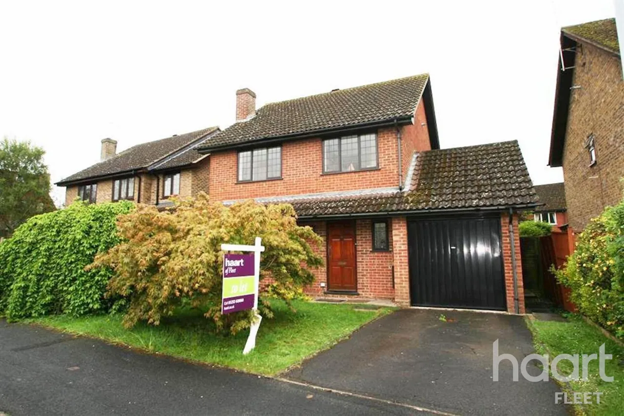 4 bed house to rent, Haig Lane, GU52