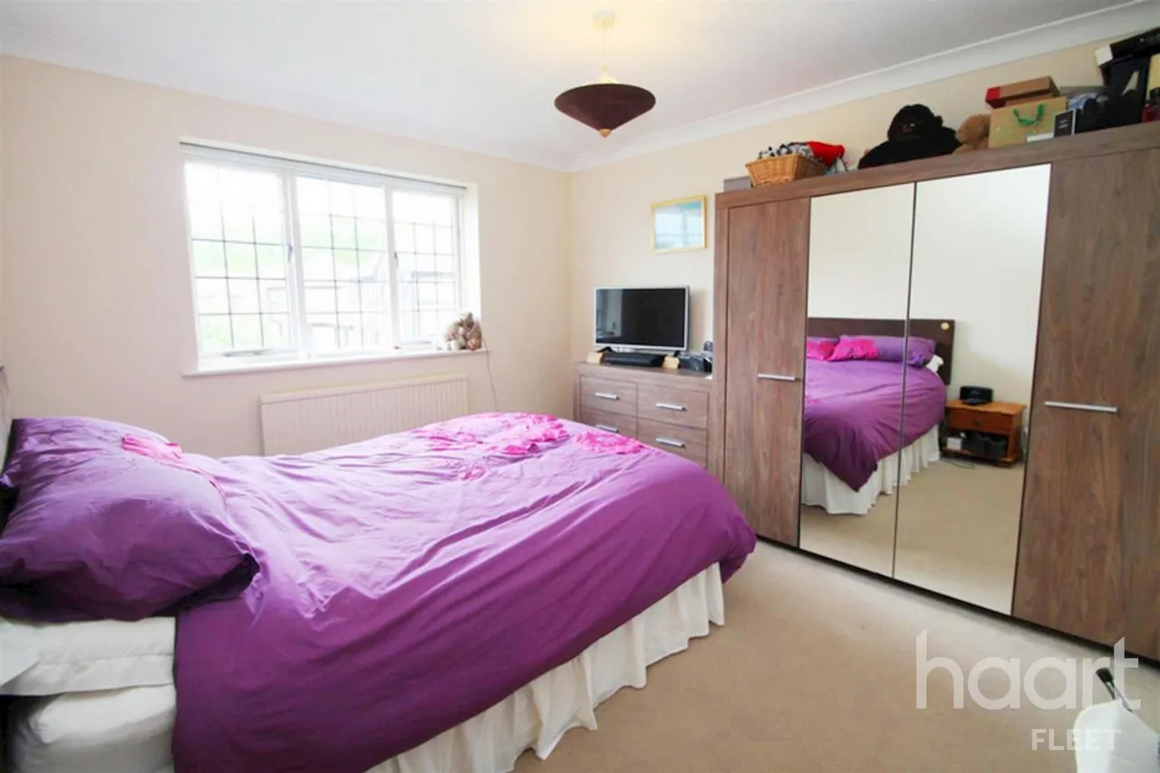 Haig Lane, GU52, photo 8