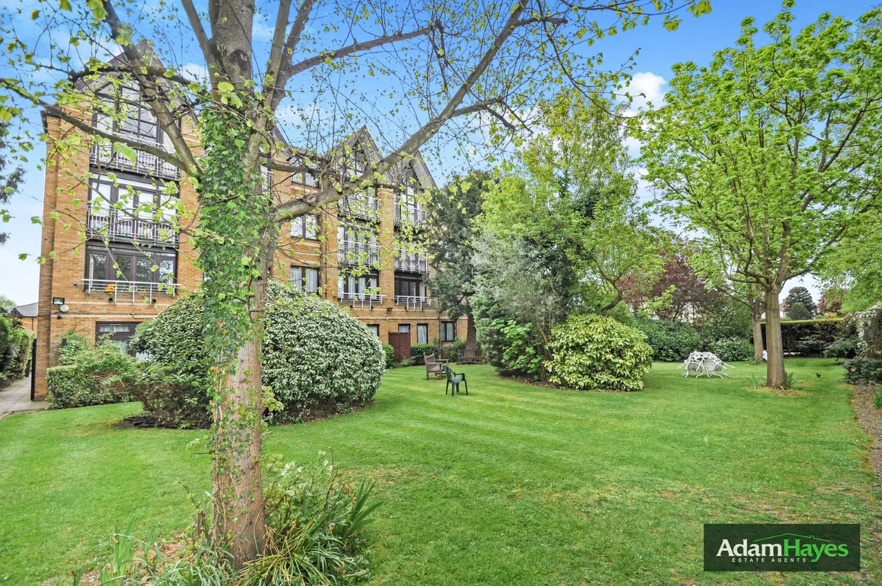 Sandringham Gardens, North Finchley, photo 5