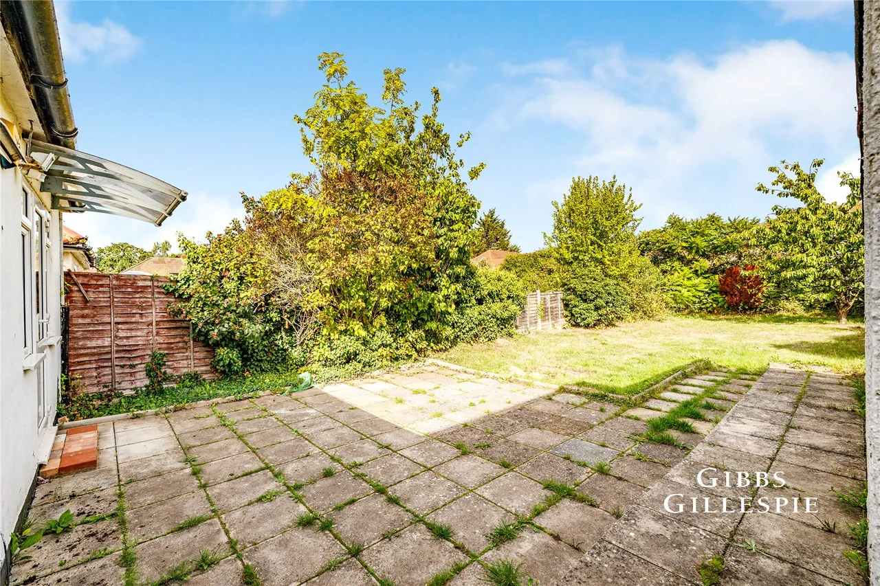 Woodford Crescent, Pinner Fees Apply, HA5, photo 2