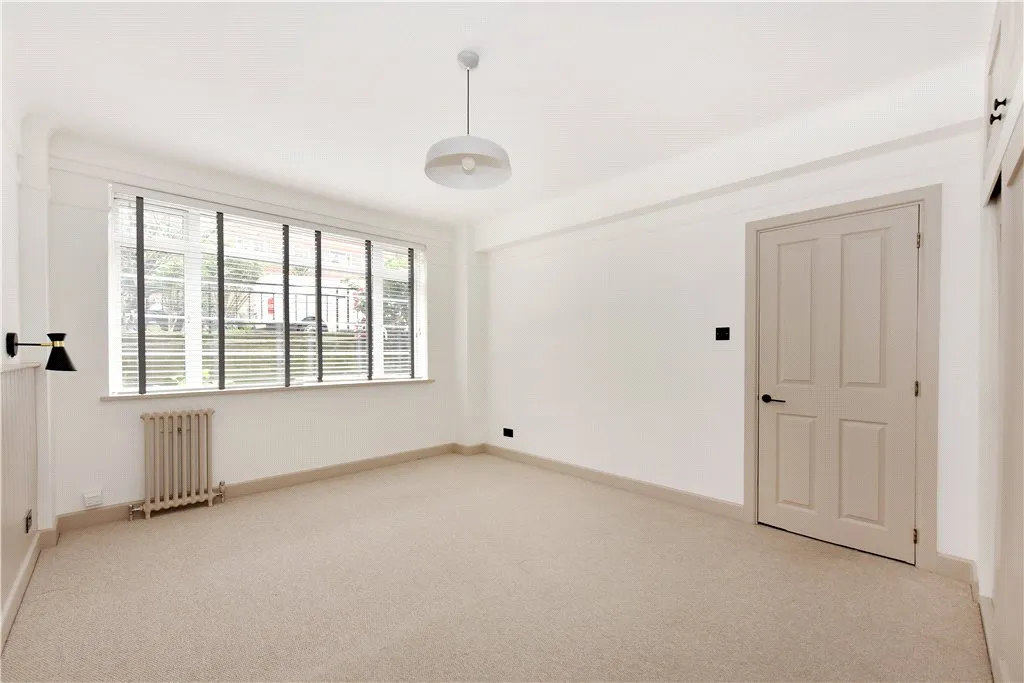 Balham High Road, London, SW17, photo 11