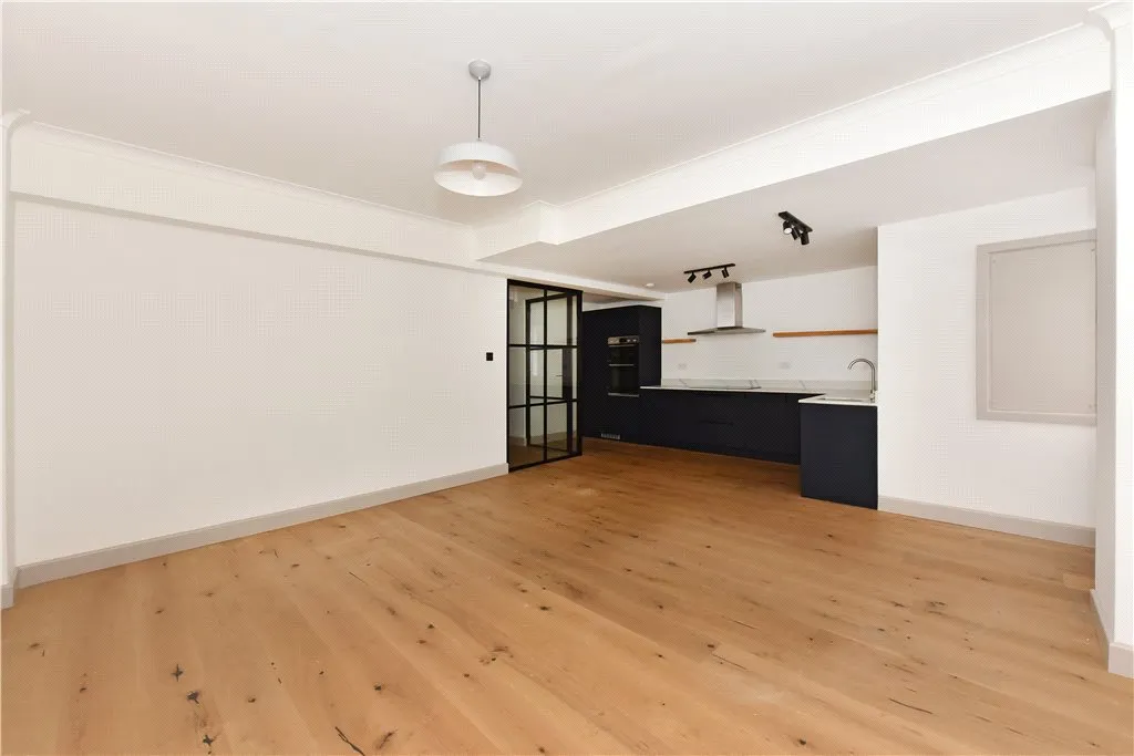 Balham High Road, London, SW17, photo 18