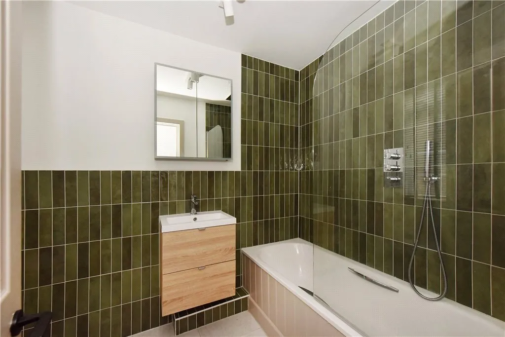 Balham High Road, London, SW17, photo 6