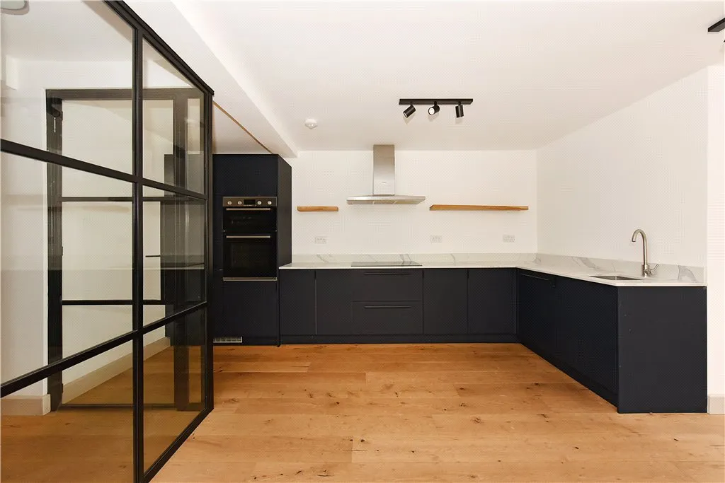 Balham High Road, London, SW17, photo 16