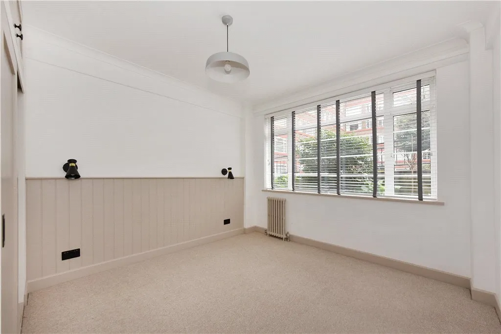 Balham High Road, London, SW17, photo 24