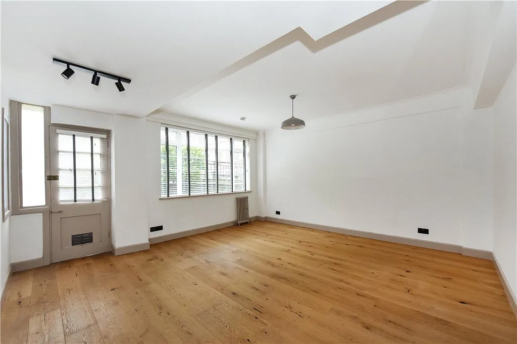 Balham High Road, London, SW17, photo 3