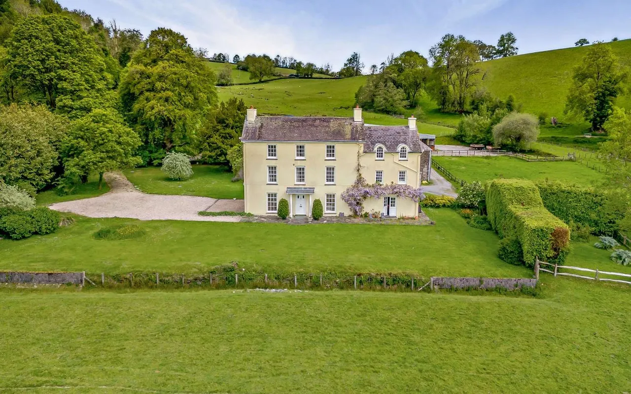 6 bed house for sale, Pontarcothi, Between Alltyferin & Nantgaredig, SA32