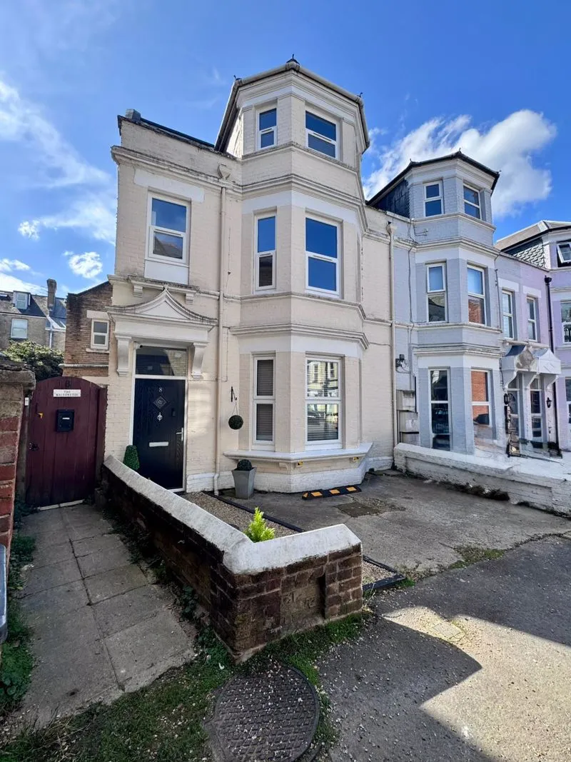 4 bed flat for sale — 8 Eldon Place, Bournemouth BH4 9AZ
